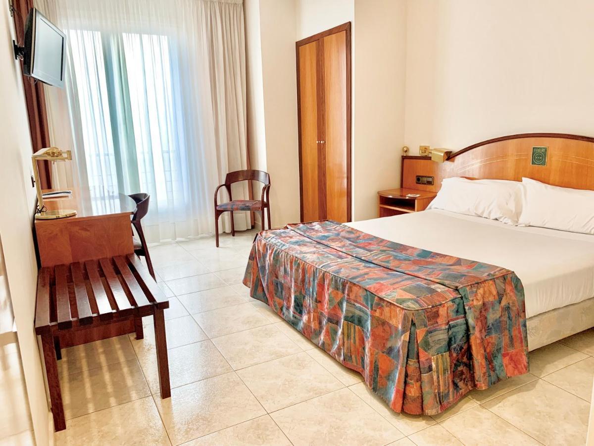 Hotel Arumi Santa Eugenia de Berga エクステリア 写真