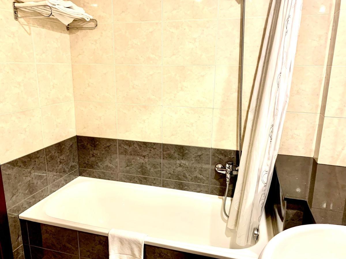 Hotel Arumi Santa Eugenia de Berga エクステリア 写真